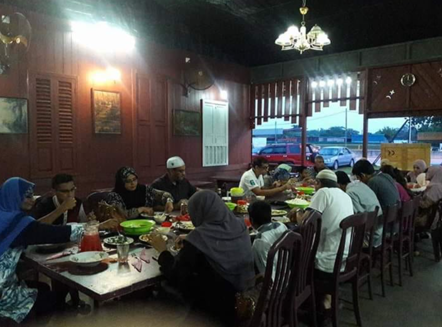 Customers at Atok D'River